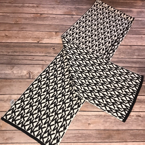 MK Michael Kors Logo Scarf - Picture 4 of 4